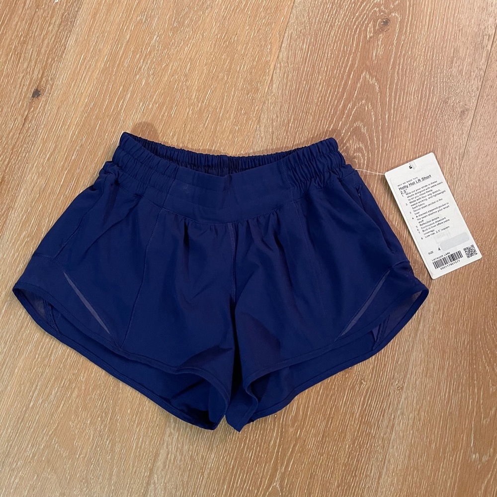 Lululemon Hotty Hot LR 2.5” Size 4 Short